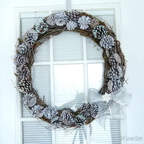 simple diy wreath with pinecones 